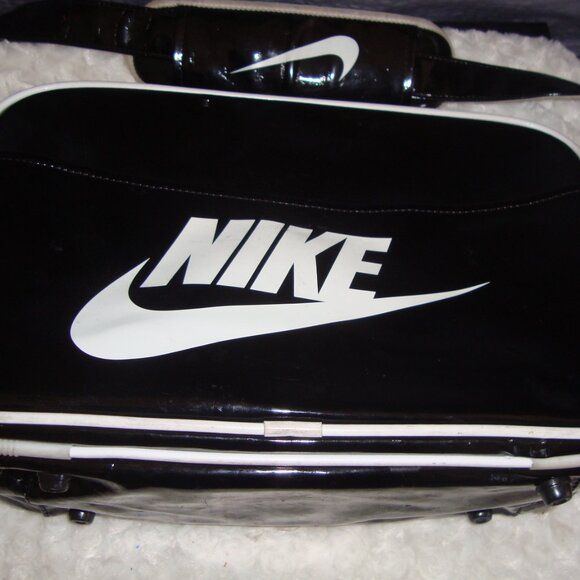 Vintage Nike Patent Leather look Black & White Messenger Gym Bag - Picture 3 of 13